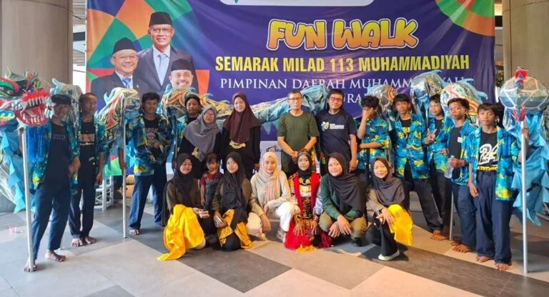 Puncak peringatan Milad Ke-113 Muhammadiyah yang digelar Pimpinan Daerah Muhammadiyah (PDM) Kota Surabaya berlangsung meriah di Lagoon